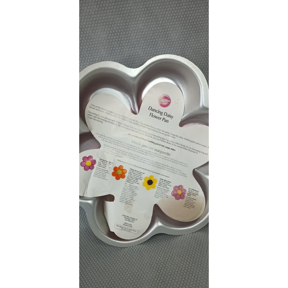 Wilton Dancing Daisy Flower Pan Aluminum Cake Mold 2105-1018 Silver 12 inch - Picture 7 of 7